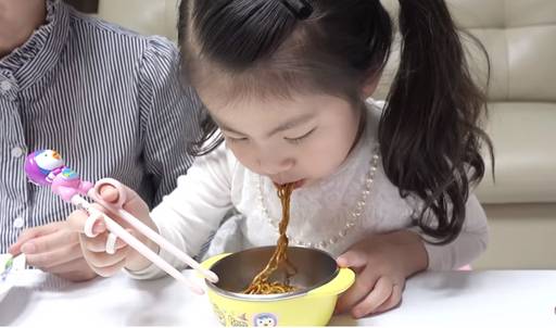 구독자 350만명을 보유한 유튜버 신서은(5)양의 채널 ‘서은이야기’ 영상.&nbsp;유튜브 캡처