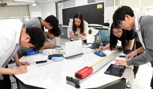 경기 고양시에 있는 저현고등학교 학생들이 지난달 16일 오후 창의융합형 과학수업에서 ‘스마트카트’를 이용해 충돌시간과 충격량의 관계를 실험하고 있다. 오른쪽 사진은 학생들이 스마트카트와 연결된 태블릿PC에서 실험 결과를 확인하는 모습. 고양=이제원·이동수 기자