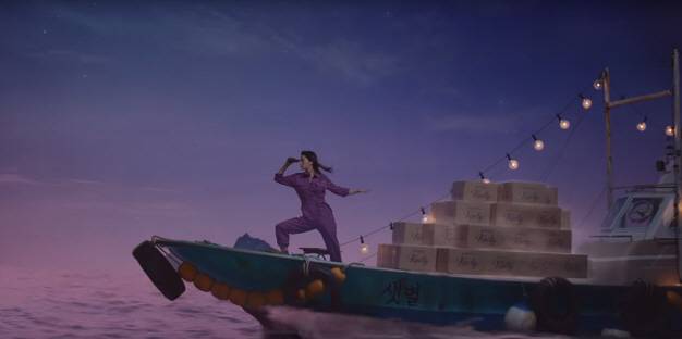 지난 5월부터 방영 중인 마켓컬리 3차 광고 스틸. 영상 전반에 브랜드 컬러인 보라색을 깔고, 브랜드 로고를 곳곳에 배치했다. 모델로는 배우 전지현을 기용했다.(자료=마켓컬리)