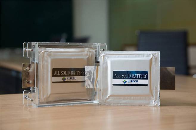 생기원이 만든 전고체전지 셀스택. 단위셀을 직렬로 10개 연결한 바이폴라 구조로 37볼트(V), 8와트시(Wh)급이다.