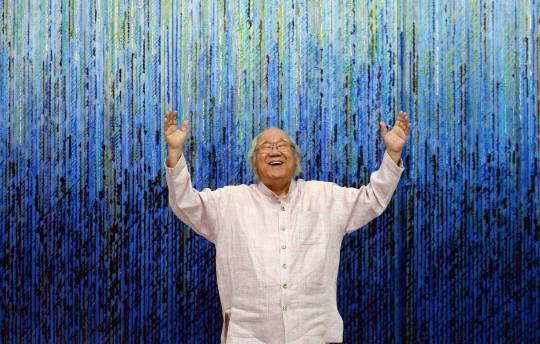 하종현 화백이 작품 ‘이후접합 10-2’(244×366㎝) 앞에서 마대 작품 탄생 배경을 설명한 후 두 손을 번쩍 들고 활짝 웃으며 포즈를 취했다.  김선규 기자 ufokim@