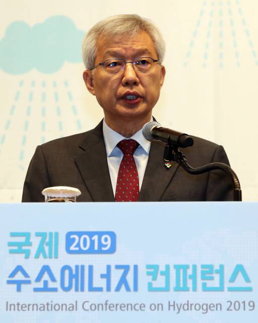 17일 오전 서울 중구 웨스틴조선호텔에서 열린 ‘2019 국제수소에너지 컨퍼런스’에서 이태호 외교부 차관이 개회사를 하고 있다./연합뉴스