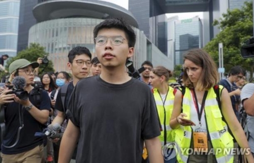 홍콩 '우산 혁명' 지도자 조슈아 웡 출소 (AP=연합뉴스)