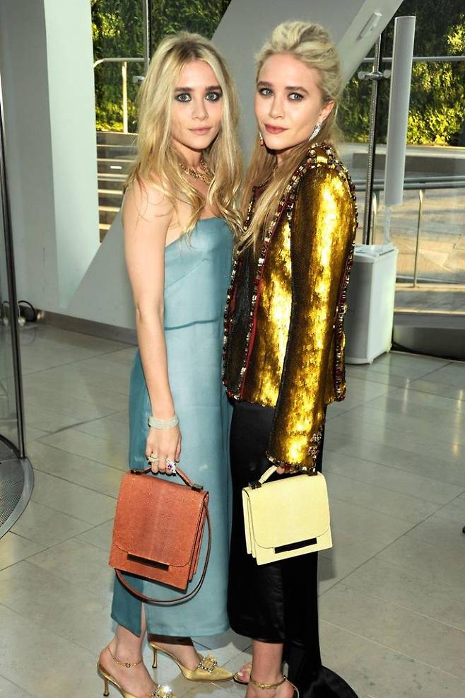 2011년 6월 6일 쌍둥이지만 확실한 그녀들의 패션 스타일. 러블리하고 드레시한 의상을 즐겨 입는 애슐리 올슨과 테일러링과 빈티지한 스타일을 선호하는 메리 케이트 올슨. 덕분에 보는 재미도 두 배!