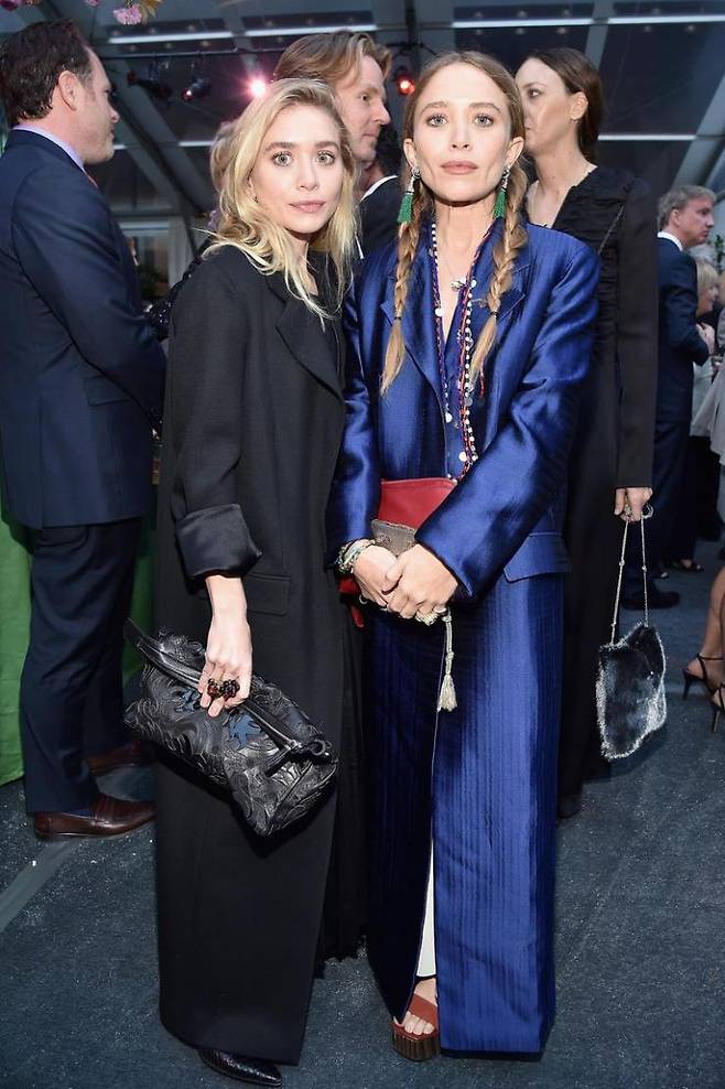 2017년 5월 3일 롱 코트를 전혀 다른 분위기로 소화한 그녀들. 올 블랙 룩으로 시크함 그 자체인 애슐리 올슨과 에스닉한 무드로 근사하게 스타일링한 메리 케이트 올슨.