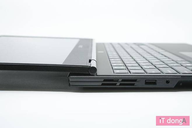 레노버 리전 Y540의 힌지는 180도까지 꺾인다.