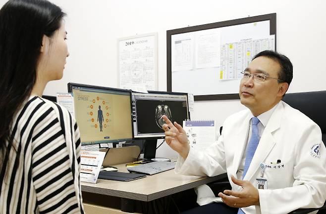 이상현 교수가 심한 스트레스를 겪는 환자에게 마음을 치유하는 법을 알려주고 있다. 국민건강보험 일산병원 제공