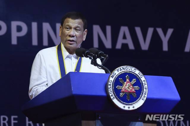 【생글리포인트=필리핀대통령궁·AP/뉴시스】로드리고 두테르테 필리핀 대통령이 지난 17일 필리핀 카비테 주 생글리포인트 해군기지에서 열린 제121회 필리핀 해군 기념식에서 연설을 하고 있다. 그는 이날 남중국해에서 중국 선박과 충돌한 필리핀 어선의 침몰을 '작은 해상 사고'라며 의미를 축소했다. 2019.06.18.