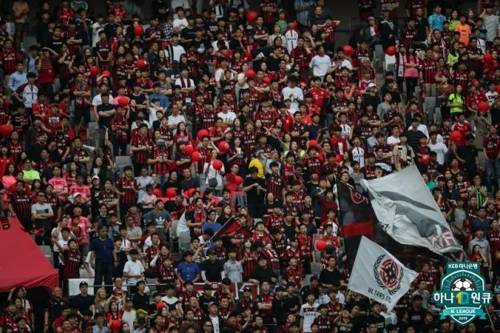 프로축구 FC서울과 수원 삼성간 슈퍼매치에서 응원하는 서울 서포터스들 [한국프로축구연맹 제공]