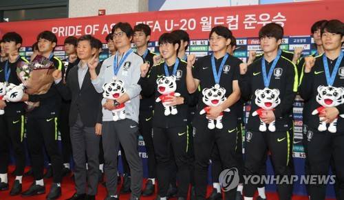 U-20 월드컵 준우승 쾌거 U-20 대표팀 금의환향 (영종도=연합뉴스) 류효림 기자 = 2019 국제축구연맹(FIFA) 20세 이하(U20) 월드컵에서 준우승 한 대표팀 선수들이 17일 오전 인천국제공항을 통해 귀국한 뒤 팬들과 취재진에 인사하고 있다. 2019.6.17 ryousanta@yna.co.kr