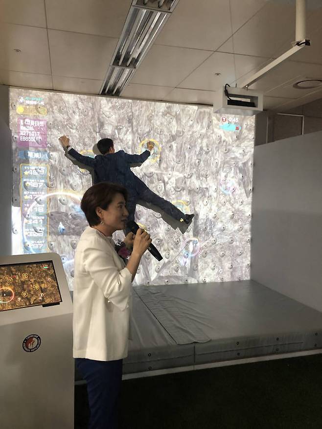 성광제 티클라임 대표가 19일 대전도시철도 1호선 대전시청역에 구축한 스포츠융복합산업 체험홍보관에서 스크린 클라이밍을 소개하고 있다. 사진출처=대전시