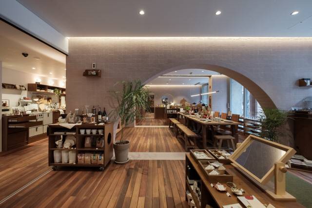 성수연방에는 요즘 가장 인기있는 띵굴스토어를 비롯한 상점이 들어서있다. 상점에는 건축물의 정체성을 훼손하지 않는 인테리어 가이드라인을 제시했다. /사진제공=푸하하하프렌즈, 석준기 사진작가