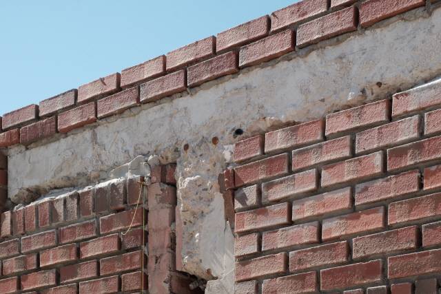 성수연방은 낡은 기존 건축물을 모두 새 것으로 다 고치지 않고 오래되고 거친 분위기를 남겨뒀다. 건축적 어휘는 강력하되 배경으로 남아 프로그램과 이름이 바뀌어도 건축물은 기억되도록 의도했다. /사진제공=푸하하하프렌즈, 석준기 사진작가