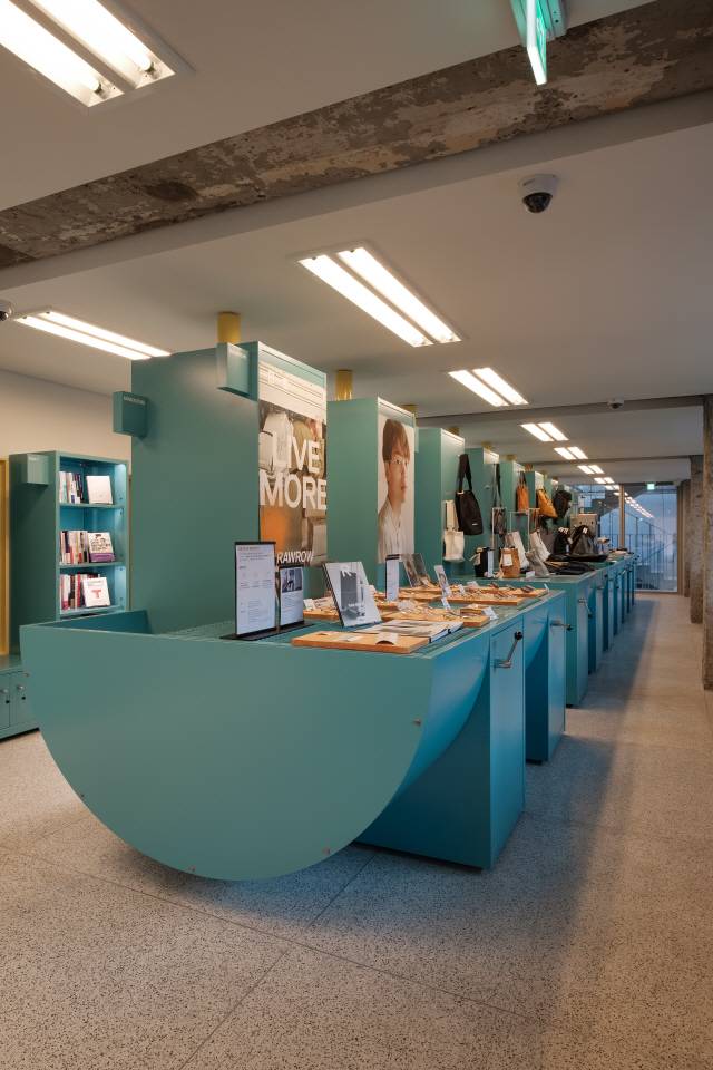 푸하하하프렌즈는 1층 띵굴스토어와, 2층 아크앤북 인테리어도 맡아 기존 공장 건축물의 남겨진 부분을 보존하면서 상업성을 높을 수 있는 디자인을 선보였다. /사진제공=푸하하하프렌즈, 석준기 사진작가