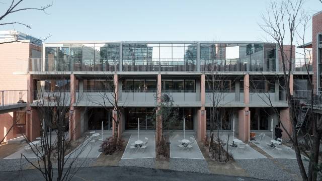 A동 입면, 수직으로 규칙적으로 뻗어있는 분홍빛 기둥이 건물의 비례를 완성 시킨다. /사진제공=푸하하하프렌즈, 석준기 사진작가