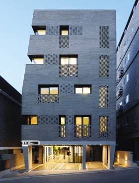 콘크리트 블록 외장재를 창문의 커튼처럼 활용한 ‘동심원’. /사진가 김민은