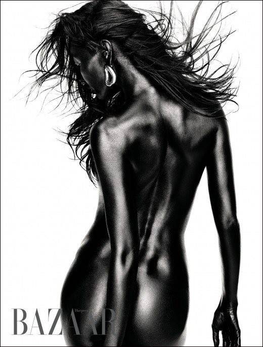 패션모델 한혜진의 파격 화보가 공개돼 화제다.ⓒ바자