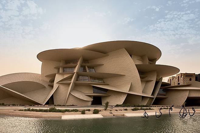 박물관 건물은 유리섬유로 보강된 콘크리트 패널 25만 개를 곡선부의 철골에 고정시켜 완성했다.