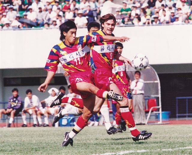 서정원(왼쪽) 전 수원삼성 감독의 안양 LG치타스 시절 모습. 오른쪽은 우크라이나 용병 세르히 스카첸코. 한국일보 자료사진