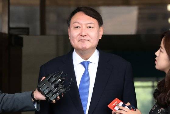 차기 검찰총장에 지명된 윤석열 서울중앙지검장이 17일 서울 서초구 서울중앙지방검찰청에서 취재진의 질문을 받고 있다. [뉴스1]