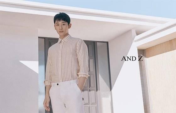 리넨셔츠와 화이트 팬츠를 매치한 배우 정해인 [사진 앤드지 화보]