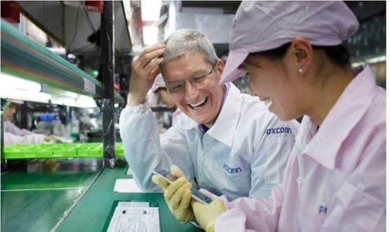 애플의 팀 쿡 최고경영자(CEO)가 대만 폭스콘이 운영하는 중국 내 공장에서 아이폰을 조립하는 근로자와 이야기를 나누고 있다. [연합뉴스]