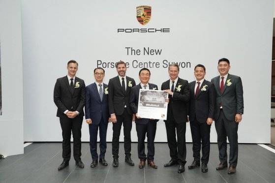 도이치아우토 포르쉐 센터 수원 오픈 현판 전달식