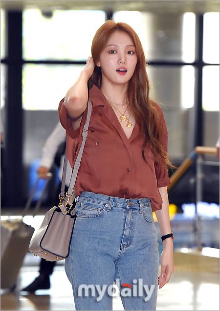 ▲ 이성경 '단추 너무 풀어헤쳤네'