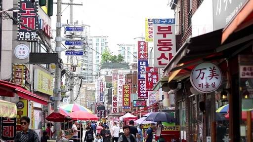 대림중앙시장에는 부동산, 여행사, 환전소 등 일반 시장에서 찾아보기 힘든 가게들이 많다. 박유빈 기자