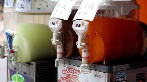 대림동 대동초등학교 앞 슬러시 가게에서 슬러시 맛을 한글과 한자로 병기하고 있다. 박유빈 기자