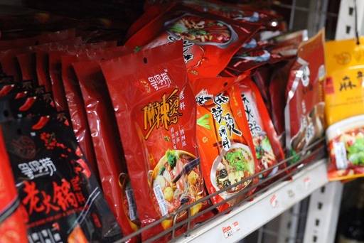 대림중앙시장의 한 식료품점에서 다양한 중국 라면과 중국음식 소스를 팔고 있다. 박유빈 기자