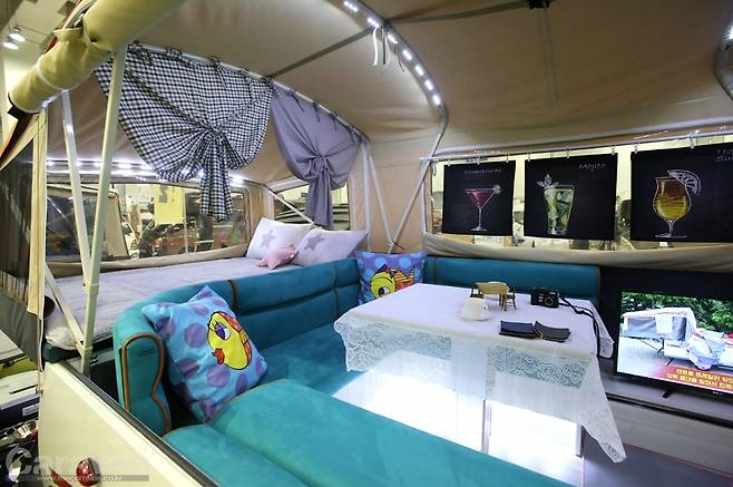 시원하게 트여있는 창과 넓은 실내 공간