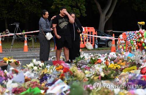 뉴질랜드 크라이스트처치 총기 난사 현장에 놓인 희생자 추모 꽃다발 [EPA=연합뉴스 자료사진]