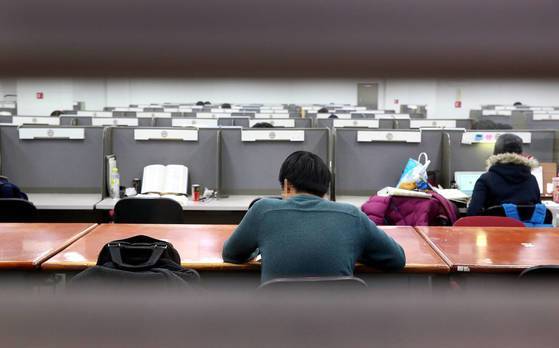 대학 도서관에서 공부 중인 취업준비생. [중앙포토]