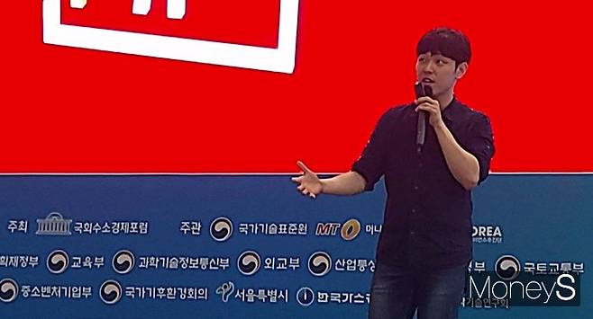 수소에너지에 대한 미래산업 가치에 대해 설명하고 있는 '과학쿠키' 운영자 이효종 씨. /사진=채성오 기자
