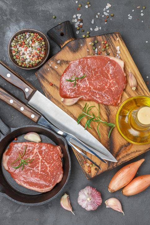 살짝 볶아 달큰해진 샬롯을 스테이크 위에 고명으로 올려 즐기는 것도 좋다. 게티이미지뱅크