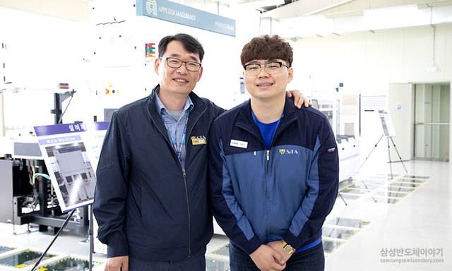 【서울=뉴시스】'반도체 정밀배관 기술 아카데미(Semiconductor-facilities Technology Academy, SfTA)'에서 도면 교육을 담당한 김기정 교수(㈜비엔에이치)와 2019년 1기 우수교육생 김현진씨. (사진 삼성전자)