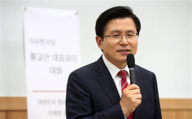 황교안 대표 ‘대한민국 청년들의 미래와 꿈’ 주제로 학생들과 대화 - 황교안 자유한국당 대표가 20일 오후 서울 용산구 숙명여자대학교에서 ‘대한민국 청년들의 미래와 꿈’을 주제로 학생들과 대화하고 있다. 2019.6.20 뉴스1
