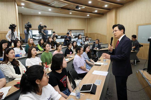 숙대 학생들 만난 황교안 대표 - 황교안 자유한국당 대표가 20일 오후 서울 용산구 숙명여자대학교에서 ‘대한민국 청년들의 미래와 꿈’을 주제로 학생들과 대화하고 있다. 2019.6.20 뉴스1
