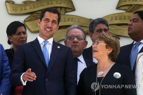 임시 대통령을 자처한 후안 과이도(왼쪽) 베네수엘라 국회의장과 미첼 바첼레트 유엔 인권최고대표 [AFP=연합뉴스]