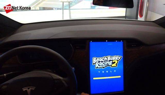 테슬라 모델 X 내부에 실행된 '비치 버기 레이싱 2' 게임 (사진=지디넷코리아)