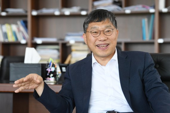 다음달 11일 취임 1주년을 맞는 강현수 국토연구원장이 세종시 국토연구원 집무실에서 파이낸셜뉴스와 만나 국가균형발전과 제5차 국토종합계획 수립 등에 대해 의견을 피력하고 있다. 사진=김범석 기자