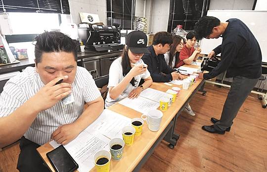 바리스타들이 17일 서울 강남구 한국커피연합회 사무실에서 종이컵에 담긴 인스턴트 원두커피를 살피며 평가하고 있다. 왼쪽부터 조민규 이해경 고명훈 이유나 이종엽씨. 최현규 기자