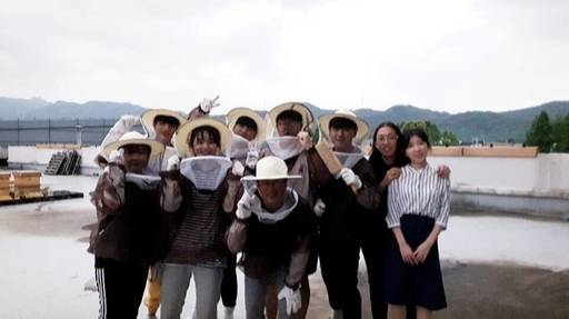 안산 부곡고 양봉 동아리 '꿀단지' 김희진, 김진숙 담당교사(사진 오른쪽부터)가 학생들과 함께 포즈를 취하고 있다. 김희진 교사는 수학과 담당이다. 이날 기자(앞줄 가운데)는 학생들과 함께 기념사진을 찍었다. 안전확보를 위해 벌통을 완전히 닫은 후 촬영했다. 부곡고 제공