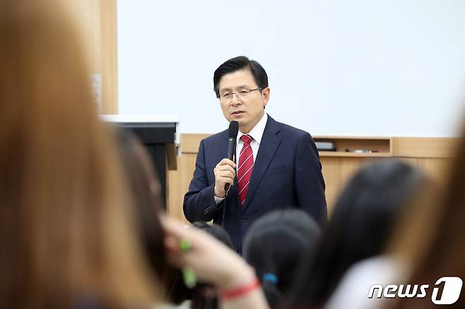 황교안 자유한국당 대표가 20일 오후 서울 용산구 숙명여자대학교에서 '대한민국 청년들의 미래와 꿈'을 주제로 학생들과 대화하고 있다. 2019.6.20/뉴스1 © News1 이승배 기자