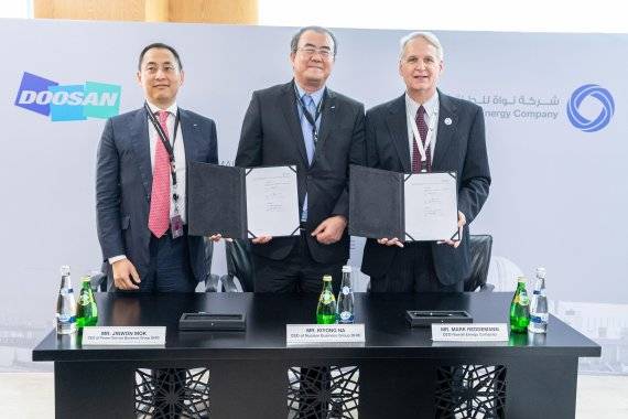두산중공업이 지난 23일 UAE원전 운영회사인Nawah Energy Company와 바라카 원전 정비사업 계약을 체결했다. 사진 왼쪽부터 목진원 두산중공업 파워서비스BG장,나기용 두산중공업 원자력BG장,마크 레드먼Nawah CEO가 계약 체결 후 계약서를 들어 보이고 있다./사진=두산중공업