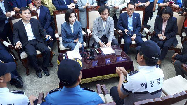 자유한국당 나경원 원내대표 등 '북한 선박 입항 은폐조작 진상조사단'이 24일 오전 강원 삼척시 동해해양경찰서 삼척파출소를 찾아 해경 관계자로부터 북한 선박의 삼척항 입항 관련 설명을 듣고 있다. 삼척=연합뉴스