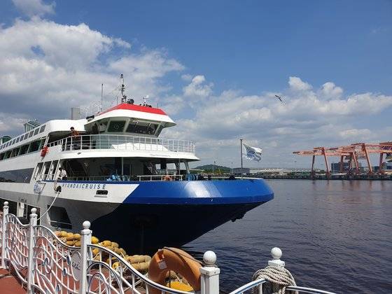 1300t급 경인아라뱃길 유람선은 하루에 3~4차례 10㎞ 구간만 왕복한다. 심석용 기자