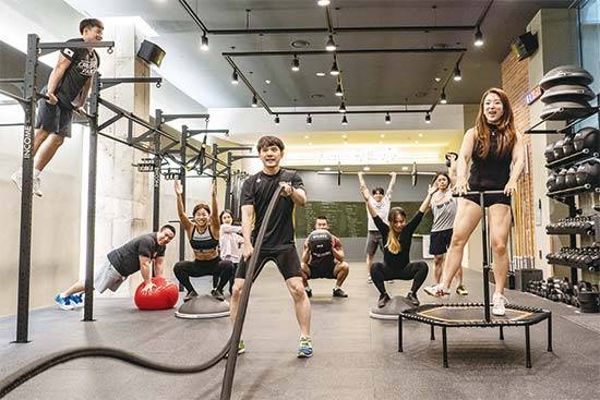 신개념 운동 프로그램 ‘에너지플로우’는 웨이트머신 대신 로프, 트램펄린, 짐볼 등 다양한 소도구들을 활용하는 것으로 유명하다.  <사진 : 윤관식 기자>