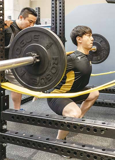 에너지플로우는 그룹 트레이닝이지만 동시에 퍼스널트레이닝(PT) 요소도 갖추고 있다. 사진(좌)은 스쿼트 1:1 코칭을 받는 기자의 모습과 단체 워밍업 스텝박스 체조(우). <사진 : 윤관식 기자>